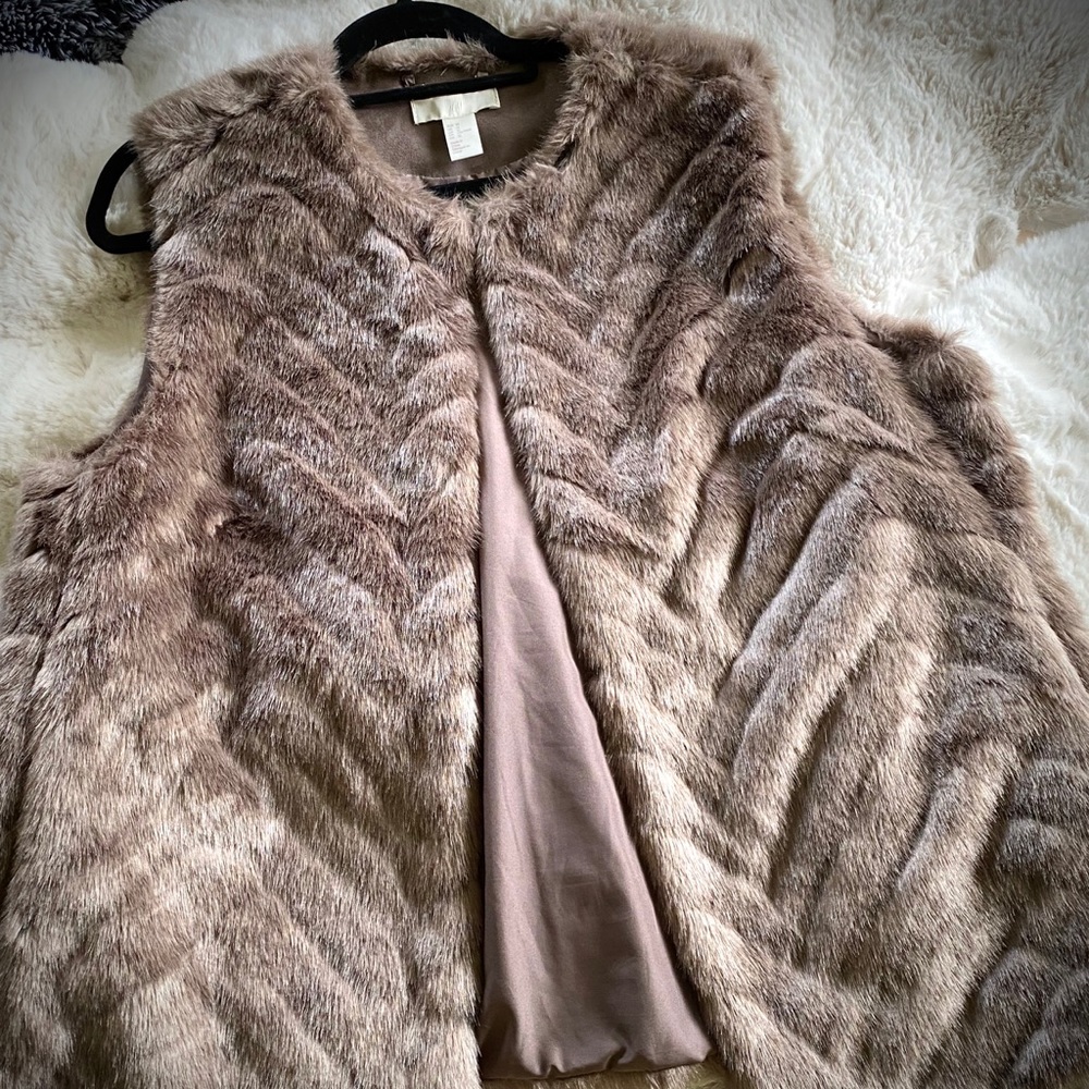 H&M Faux Fur Vest - 😍